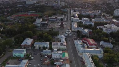 Şehrin panoramik manzarası. Eski kiliseler ve binalar. İnsansız hava aracından çekilen yeşil ağaçların arka planına karşı.
