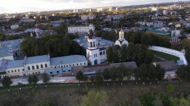 Şehrin panoramik manzarası. Eski kiliseler ve binalar. İnsansız hava aracından çekilen yeşil ağaçların arka planına karşı.