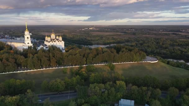 Panoramautsikt Över Staden Med Antika Kyrkor Och Byggnader Mot Bakgrund — Stockvideo