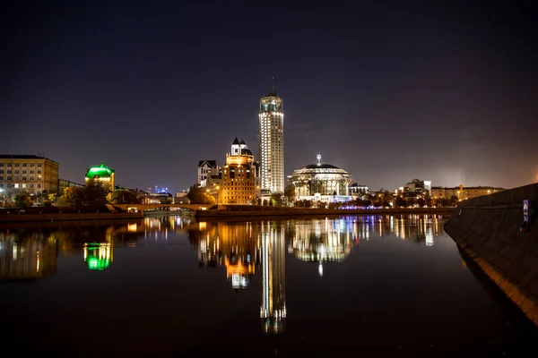 黎明时分 大城市的河堤上闪烁着灯火通明的反光 — 图库照片