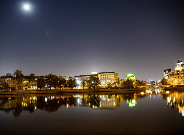 Річкова Набережна Великого Мегаполісу Світанку Сяючими Ліхтарями Відображення Річці — стокове фото