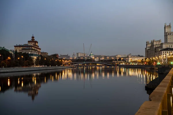 黎明时分 大城市的河堤上闪烁着灯火通明的反光 — 图库照片