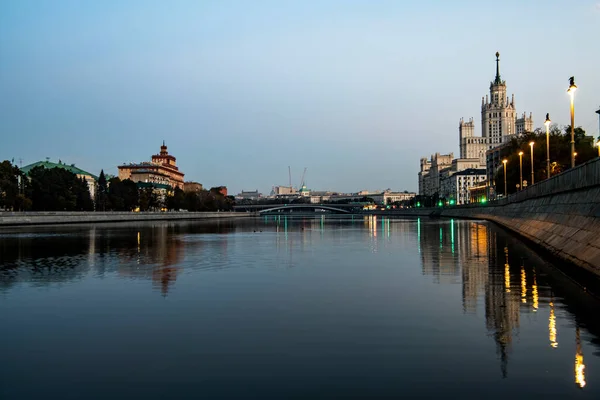 Flussufer Einer Großen Metropole Morgengrauen Mit Leuchtenden Laternen Die Sich — Stockfoto