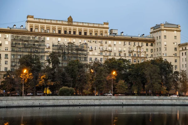 Nabrzeże Rzeki Dużej Metropolii Świcie Świecącymi Odbiciami Latarni Rzece — Zdjęcie stockowe