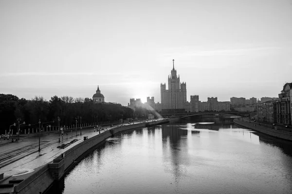 River Embankment Large Metropolis Dawn Glowing Lanterns Reflections River — Stock Photo, Image