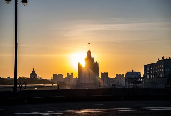 日出时带古建筑和摩天大楼的城市景观 — 图库照片