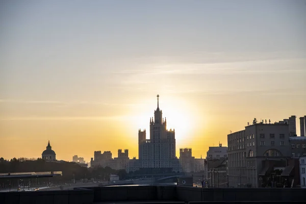 Stadtbild Mit Antiken Gebäuden Und Wolkenkratzern Bei Sonnenaufgang — Stockfoto