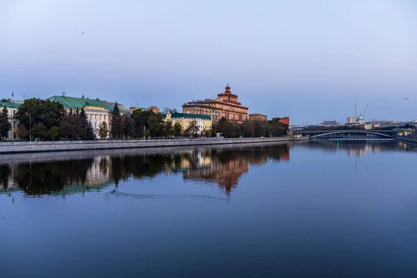 Terraplén Del Río Una Gran Metrópolis Amanecer Con Reflejos Río —  Fotos de Stock