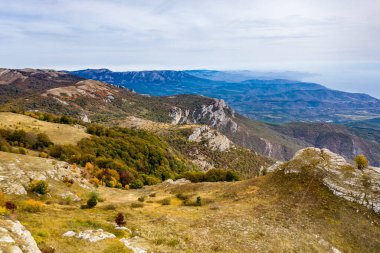 Gökyüzü ve vadinin arka planına karşı sıradışı çıkıntıları ve hikayeleri olan güzel dağlar.