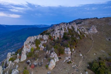 Güneşin doğuşundaki güzel dağlar beyaz bulutların arka planında