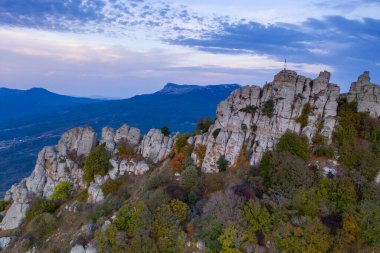 Gökyüzü ve vadinin arka planına karşı sıradışı çıkıntıları ve hikayeleri olan güzel dağlar.