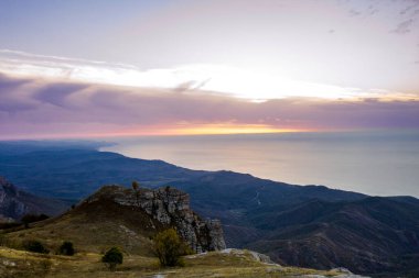 Gökyüzü ve vadinin arka planına karşı sıradışı çıkıntıları ve hikayeleri olan güzel dağlar.