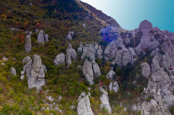 Belas Montanhas Com Bordas Incomuns Contos Contra Fundo Céu Vale — Fotografia de Stock