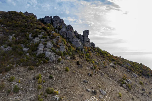 Belas Montanhas Com Bordas Incomuns Contos Contra Fundo Céu Vale — Fotografia de Stock