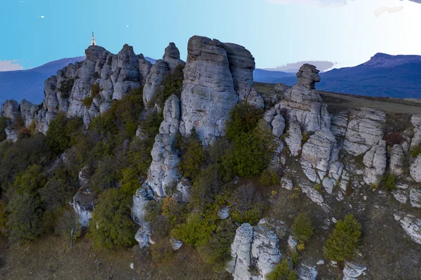 Belas Montanhas Com Bordas Incomuns Contos Contra Fundo Céu Vale — Fotografia de Stock