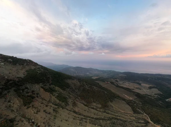 Hermosas Montañas Amanecer Sobre Fondo Nubes Blancas — Foto de Stock