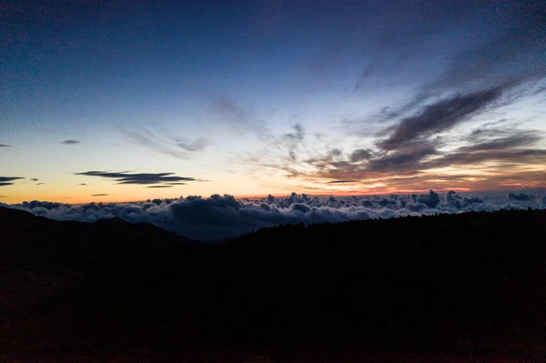 Hermosas Montañas Amanecer Sobre Fondo Nubes Blancas — Foto de Stock