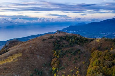 Sarı sonbahar dağlarının panoramik görüntüsü mavi sis ve fırtına bulutlarının arka planına karşı