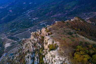 Sarı sonbahar dağlarının panoramik görüntüsü mavi sis ve fırtına bulutlarının arka planına karşı
