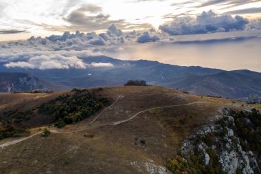 Sarı sonbahar dağlarının panoramik görüntüsü mavi sis ve fırtına bulutlarının arka planına karşı