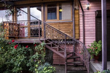 Dağ manzaralı misafir turist evi ve avlunun içi