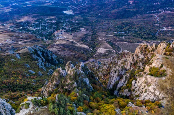 Панорамний Вид Жовті Осінні Гори Тлі Блакитних Туманів Штормових Хмар — стокове фото