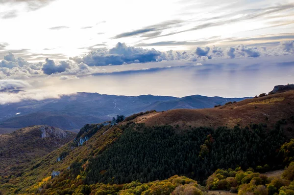 在蓝色薄雾和风暴云彩的背景下 俯瞰秋天的黄山全景 — 图库照片