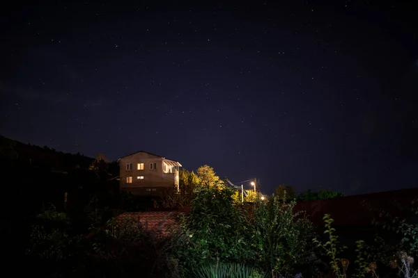 Vista Panorámica Nocturna Del Pueblo Montaña Cielo Azul Con Estrellas — Foto de Stock