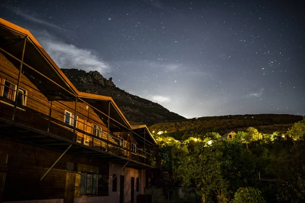 Dağ Manzaralı Misafir Turist Evi Avlunun Içi — Stok fotoğraf