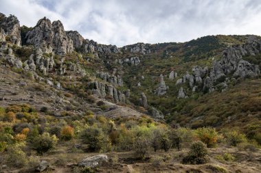 Sonbaharda mavi gökyüzü arkaplanlı dağ manzarası