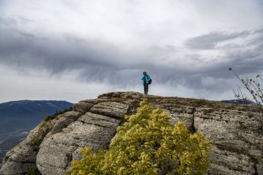 Sarı sonbahar dağları mavi sis ve fırtına bulutlarının arka planına karşı.