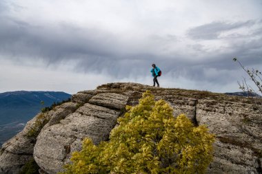 Sarı sonbahar dağları mavi sis ve fırtına bulutlarının arka planına karşı.