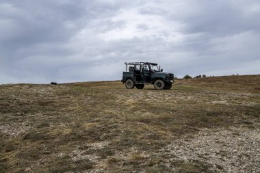 Sarı sonbahar dağlarının panoramik görüntüsü mavi sis ve fırtına bulutlarının arka planına karşı bir dron tarafından filme alındı.