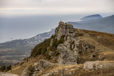 Sarı sonbahar dağlarının panoramik görüntüsü mavi sis ve fırtına bulutlarının arka planına karşı bir dron tarafından filme alındı.