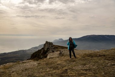 Sarı sonbahar dağları mavi sis ve fırtına bulutlarının arka planına karşı.