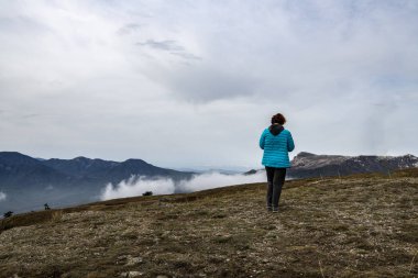 Sarı sonbahar dağları mavi sis ve fırtına bulutlarının arka planına karşı.