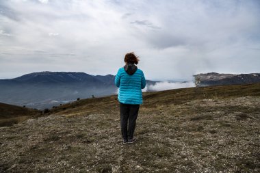 Sarı sonbahar dağları mavi sis ve fırtına bulutlarının arka planına karşı.