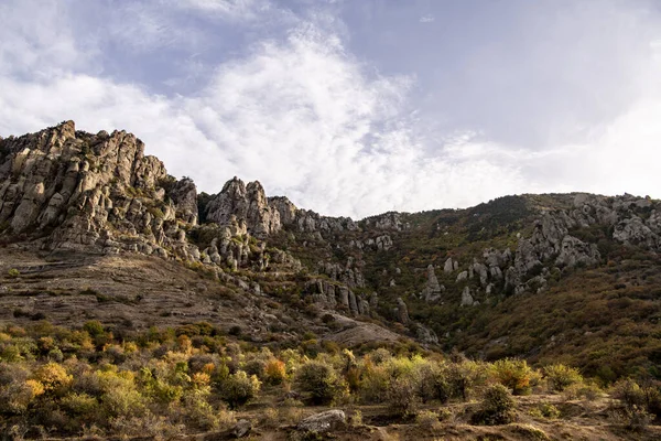 Sonbaharda mavi gökyüzü arkaplanlı dağ manzarası