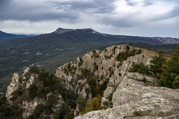 Panoramablick Auf Gelbe Herbstberge Vor Blauem Dunst Und Gewitterwolken Gefilmt — Stockfoto