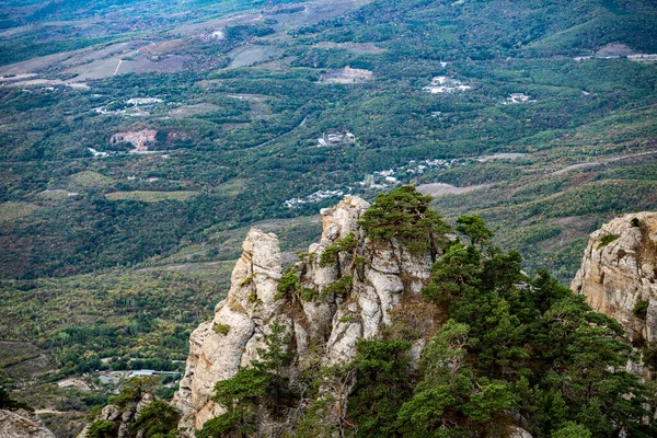 Sarı sonbahar dağlarının panoramik görüntüsü mavi sis ve fırtına bulutlarının arka planına karşı bir dron tarafından filme alındı.
