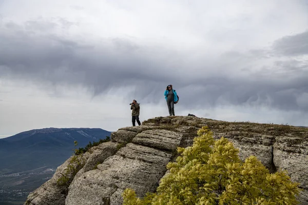 Fotógrafa Turista Sobre Una Roca Con Montañas Fondo — Foto de Stock
