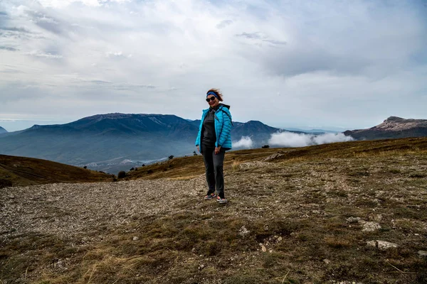 Sarı sonbahar dağları mavi sis ve fırtına bulutlarının arka planına karşı.