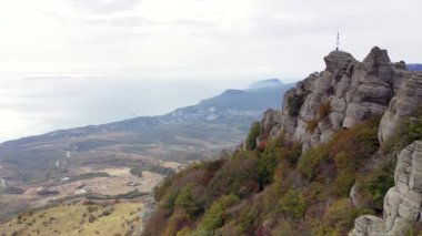 Sarı sonbahar dağlarının panoramik görüntüsü mavi sisli ve fırtınalı bulutların arka planına karşı.