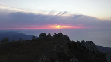 Sarı sonbahar dağlarının panoramik görüntüsü mavi sisli ve fırtınalı bulutların arka planına karşı.
