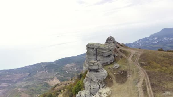 Panoramablick Auf Gelbe Herbstberge Vor Blauem Dunst Und Gewitterwolken Die — Stockvideo