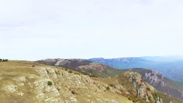 Panoramisch Uitzicht Gele Herfst Bergen Tegen Een Achtergrond Van Blauwe — Stockvideo