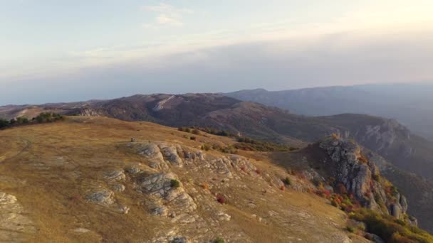 Panoramisch Uitzicht Gele Herfst Bergen Tegen Een Achtergrond Van Blauwe — Stockvideo