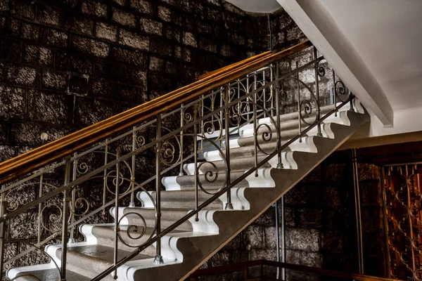 Özel mahzenlerde saklanan ve özel teknoloji kullanılarak depolanan şaraplı eski şişeler.