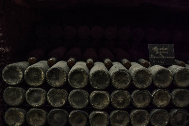 Özel mahzenlerde saklanan ve özel teknoloji kullanılarak depolanan şaraplı eski şişeler.