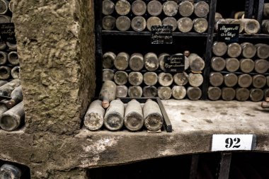 Özel mahzenlerde saklanan ve özel teknoloji kullanılarak depolanan şaraplı eski şişeler.